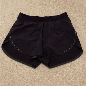 Lululemon - Scallop black shorts - Size 4